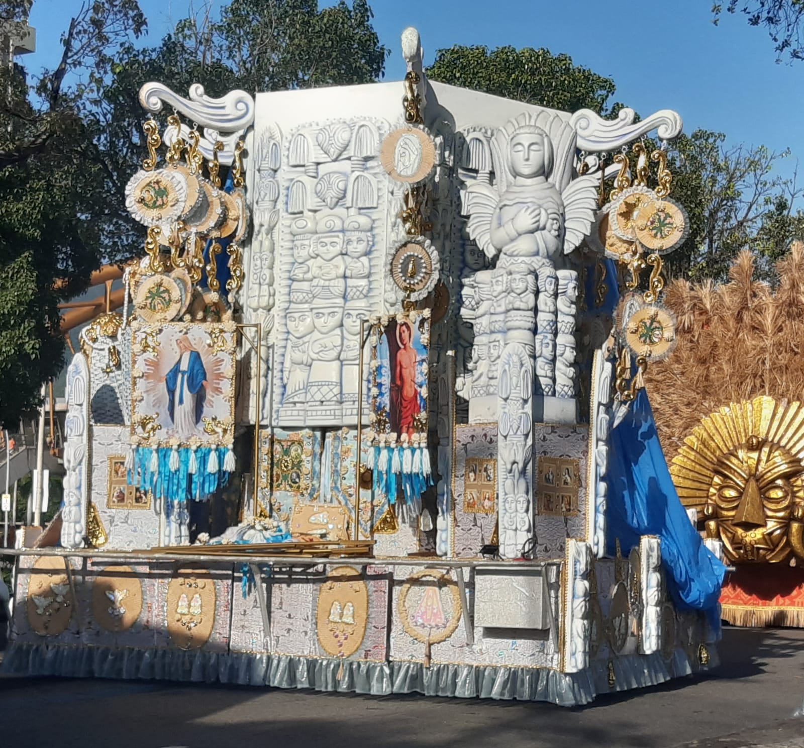 Carro alegórico na Avenida Presidente Vargas