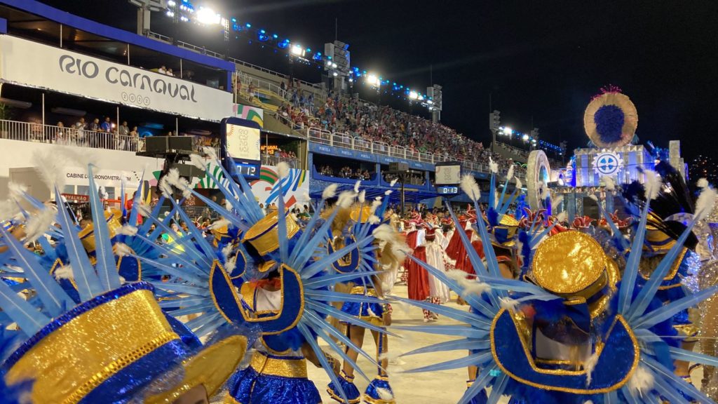 Desfile da "Em Cima da Hora", primeira escola a entrar na Marquês de Sapucaí. (Foto: Talita Giudice/Rádio Tupi)