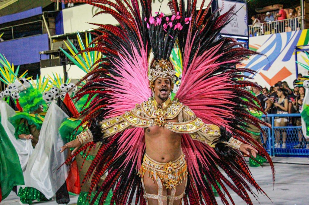 Muso da "Em Cima da Hora", primeira escola a entrar na Marquês de Sapucaí. (Foto: Talita Giudice/Rádio Tupi)