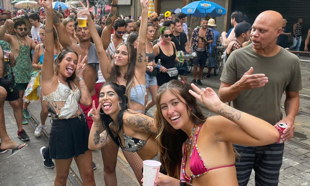 FOTOS E VÍDEOS Blocos desautorizados tomam as ruas do Rio de Janeiro Super Rádio Tupi