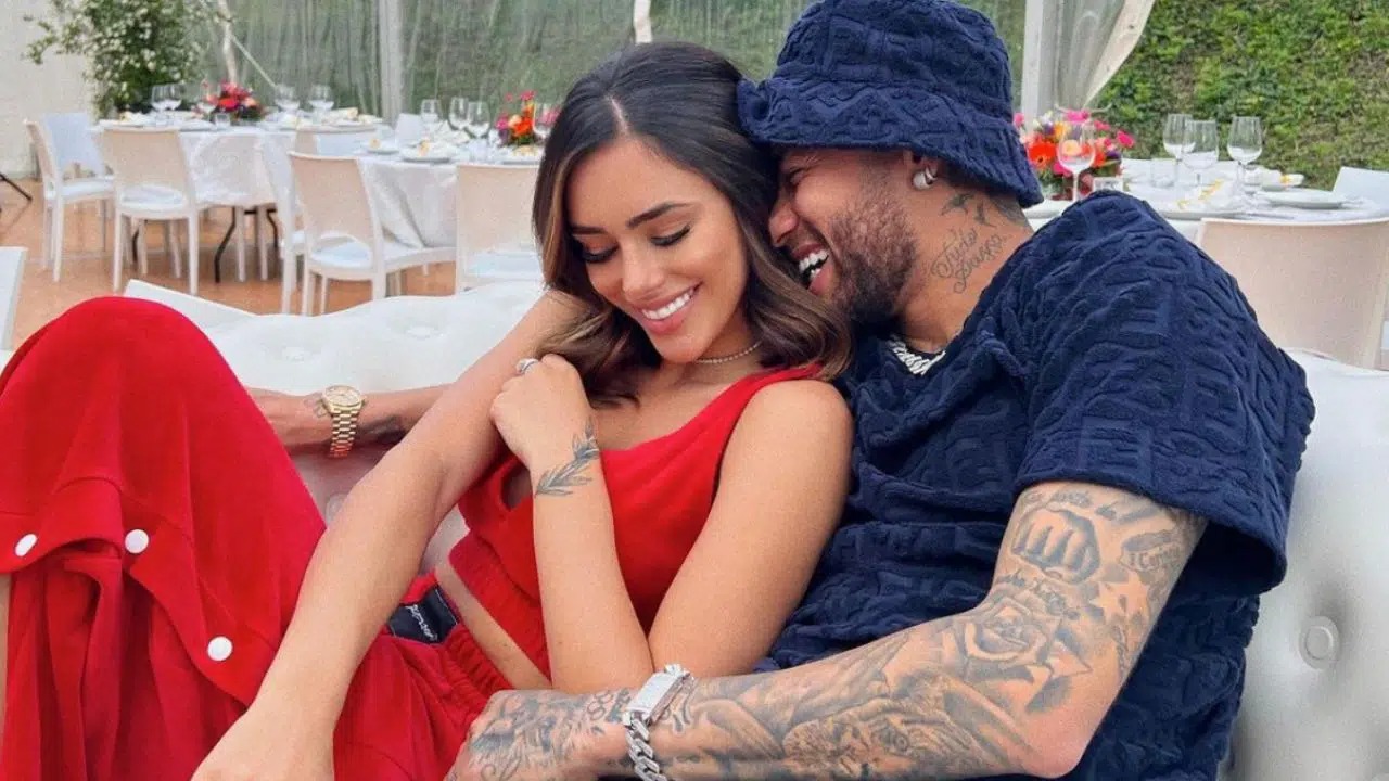 Neymar abraçado com a namorada Bruna Biancardi