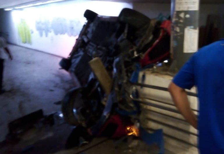 Carro capota e cai na passagem subterrânea do Terminal Recreio do BRT