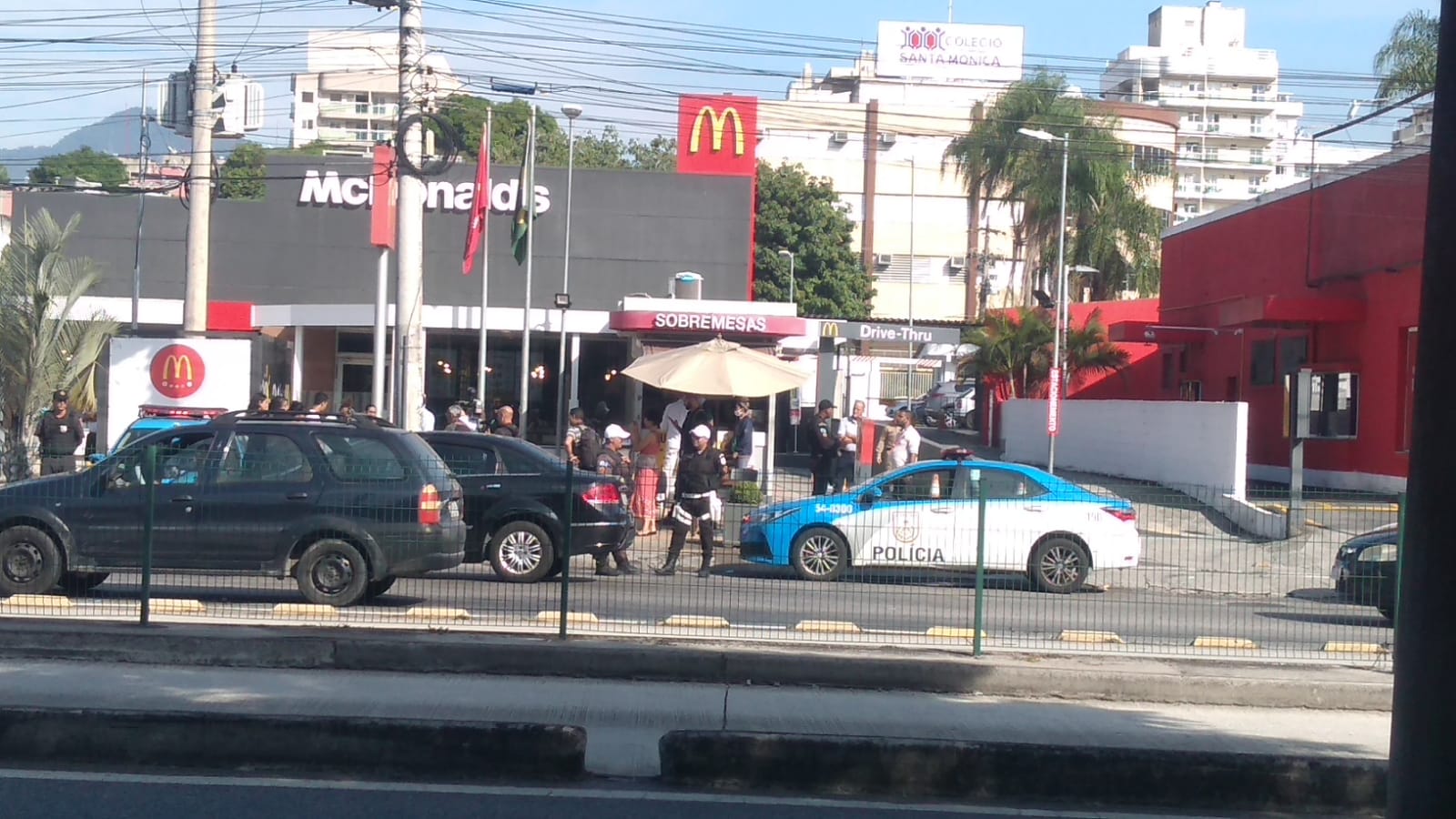 Protesto no McDonald's da Taquara após atendente ser baleado por um sargento dos Bombeiros