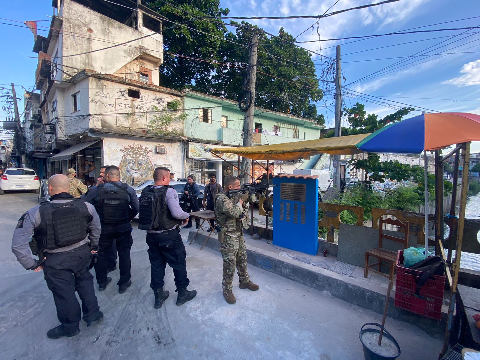 policiais destruindo o memorial