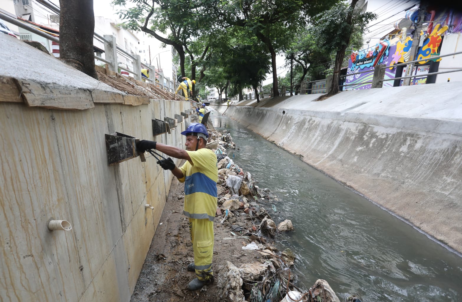 Prefeitura realiza obra de recuperação das margens do Rio Maracanã