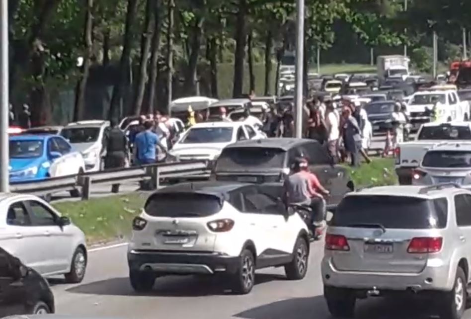 Praticante de parapente morre após cair na autoestrada Lagoa-Barra