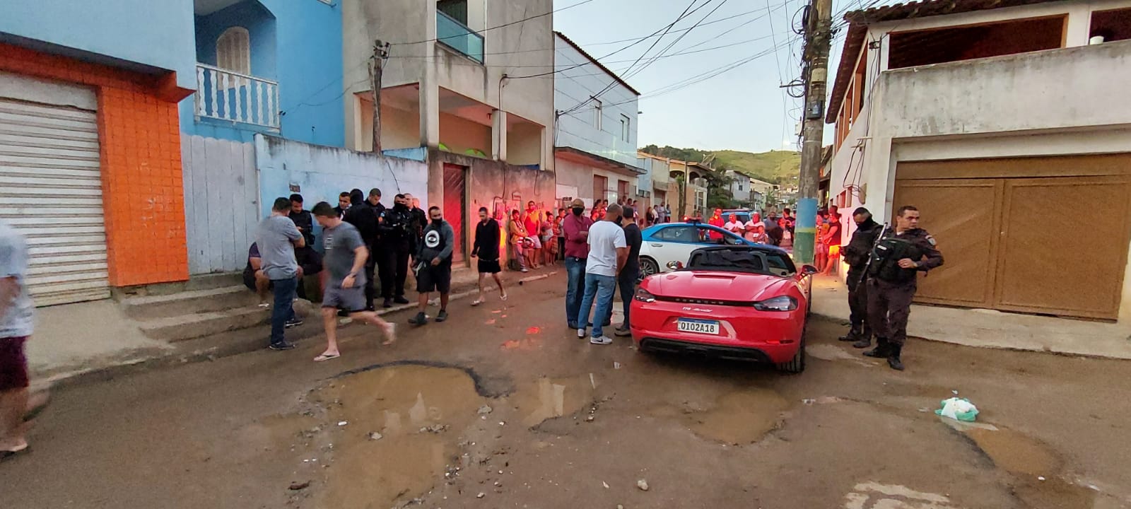 carros na rua e policiais