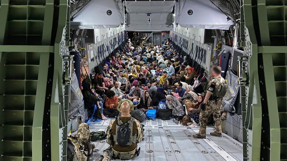 Avião militar alemão transporta refugiados do Afeganistão