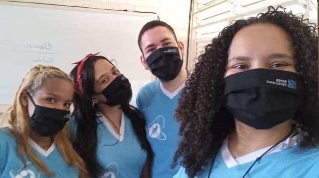 Alunos com máscaras doadas