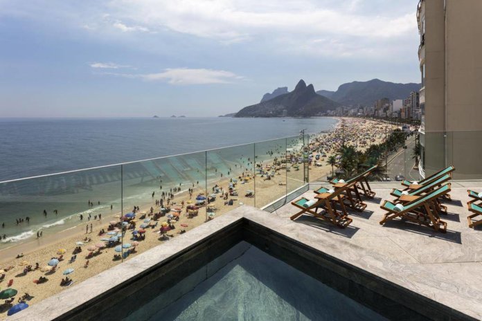 Sacada de um hotel na orla da praia do Arpoador, na Zona Sul do Rio