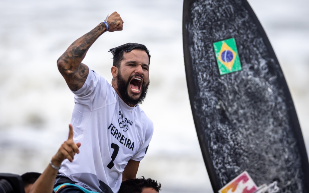 Brasileiro comemora primeira medalha olímpica no surfe masculino