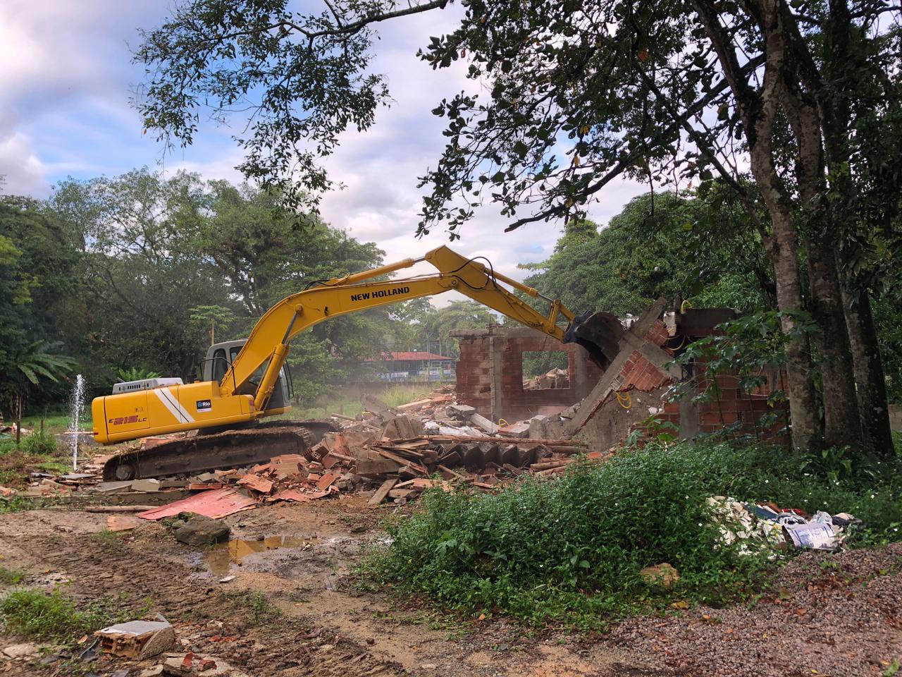 Demolição de construção irregular feita pela milícia na Zona Oeste