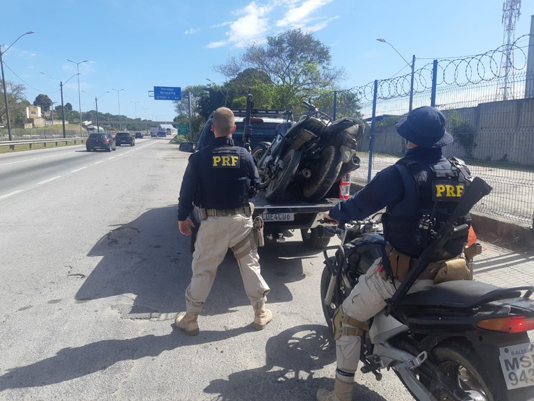 agentes da PRF na via com motos apreendidas