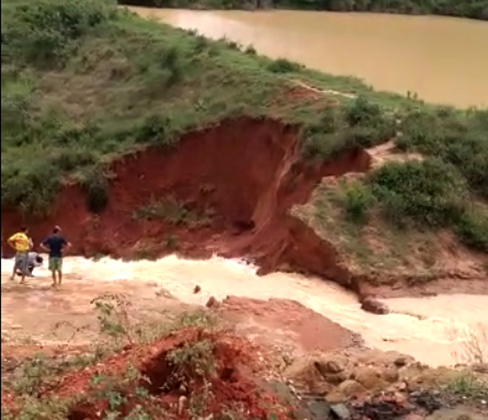 Imagem de barragem que rompeu na Bahia