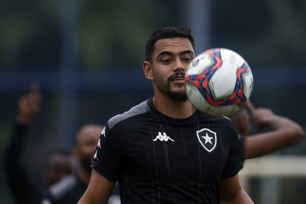 Barreto dominando a bola em treino pelo Botafogo