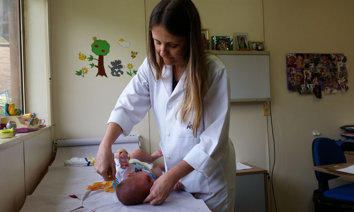 Imagem de bebê no médico