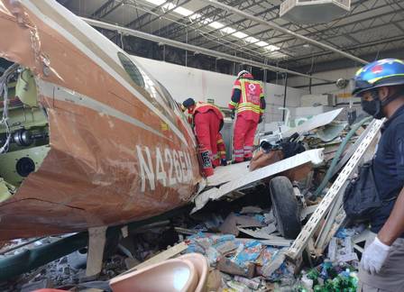 Avião cai no México e deixa três mortos 