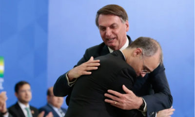 Bolsonaro abraça André Mendonça