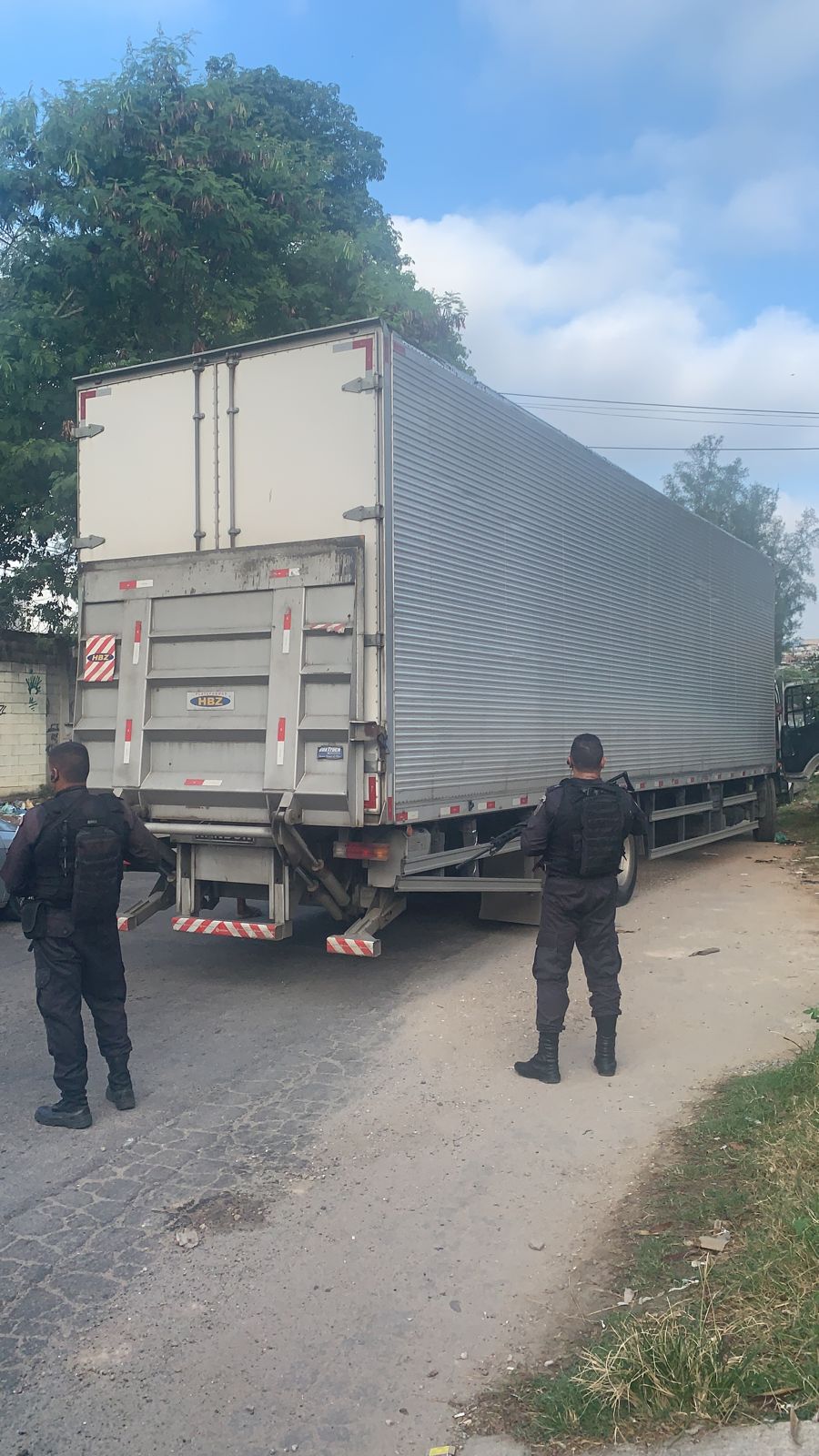 caminhã de carga recuperado em Costa Barros, na Zona Norte do Rio