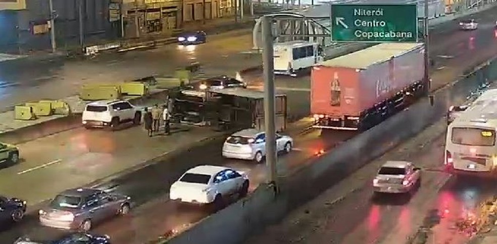 Caminhão tomba ocupando duas das três faixas da pista central da Avenida Brasil, no Caju, no sentido Centro.