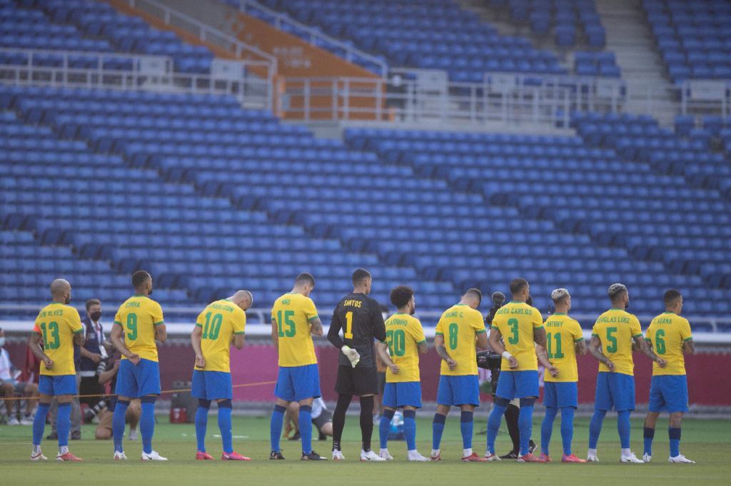 Seleção perfilada antes da partida