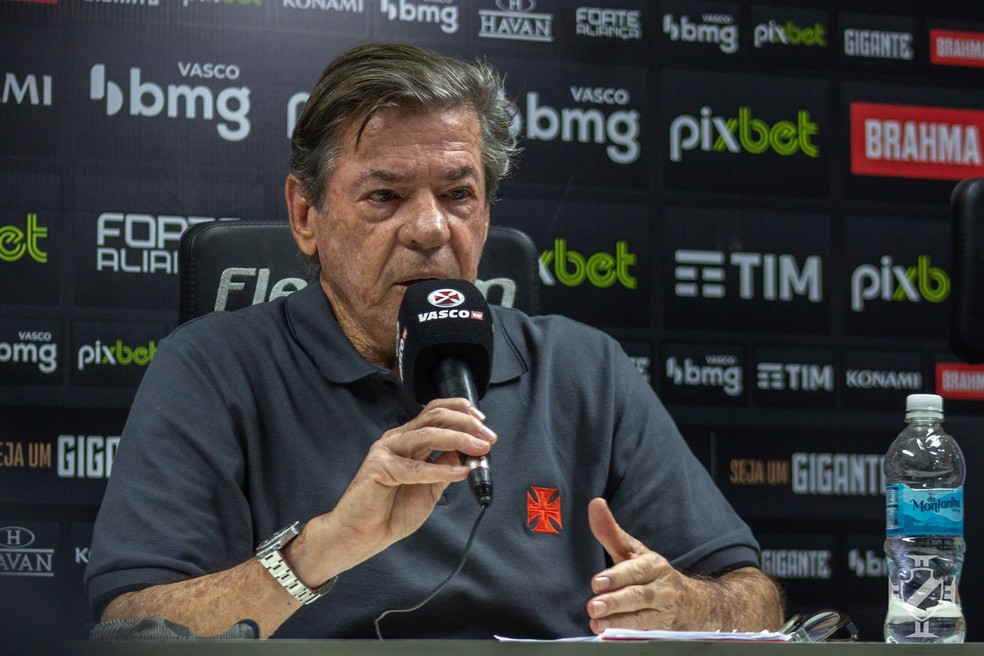 Presidente do Vasco, Jorge Salgado em ação durante entrevista coletiva