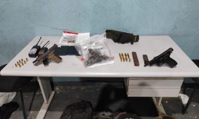 armas, munições e equipamentos apreendidos pela polícia após confronto com criminosos