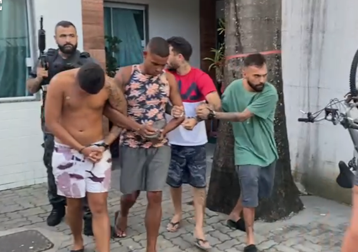 criminosos sendo conduzidos por agente da 42ªDP