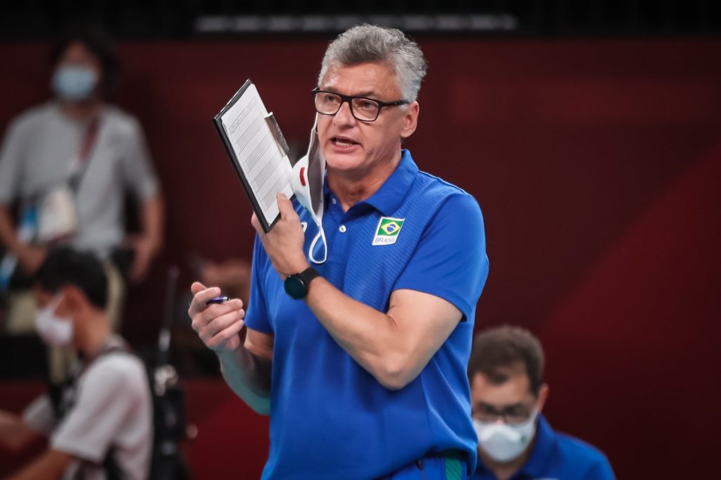 Técnico da seleção brasileira de Volei orienta os jogadores