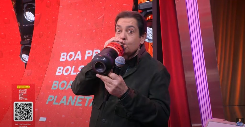 Faustão bebe Coca-Cola no gargalo