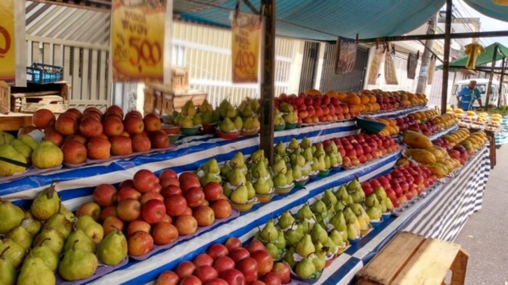 Produtos a venda em feira livre no município de Mesquita