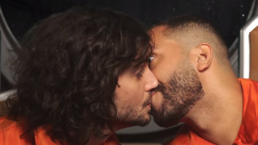 Fiuk e Gil se beijam em novo clipe do cantor