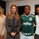 Endrick ao lado dos pais e da presidente do Palmeiras