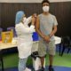 Hélio de La Peña recebe a segunda dose da vacina contra a Covid-19, no Rio (Divulgação)