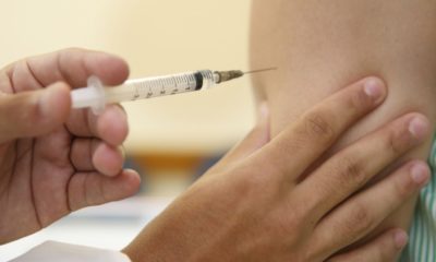 vacina sendo aplicada