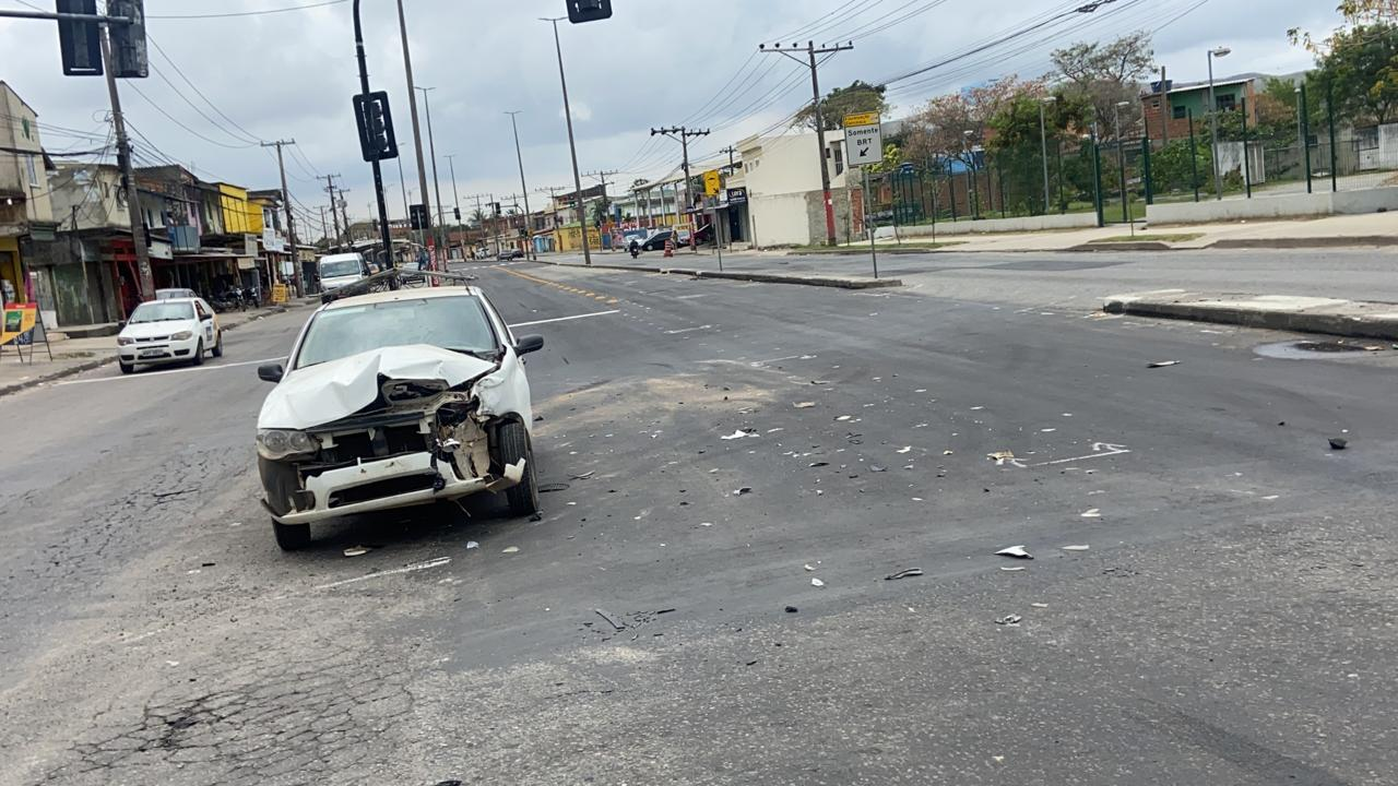 Carro depois de colidir com ônibus articulado do BRT