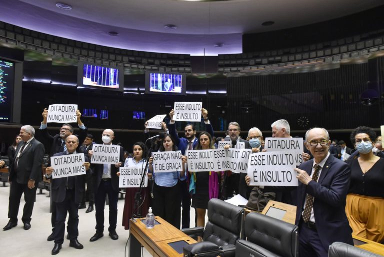 Deputados de oposição exibem cartazes