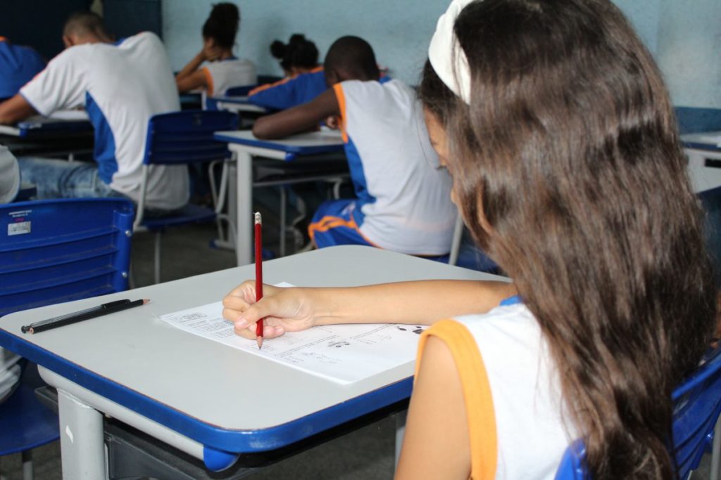 Estudante em sala de aula