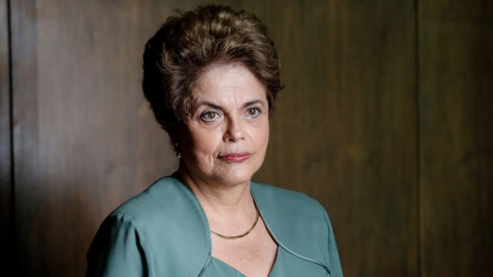 Dilma Rousseff com cara séria