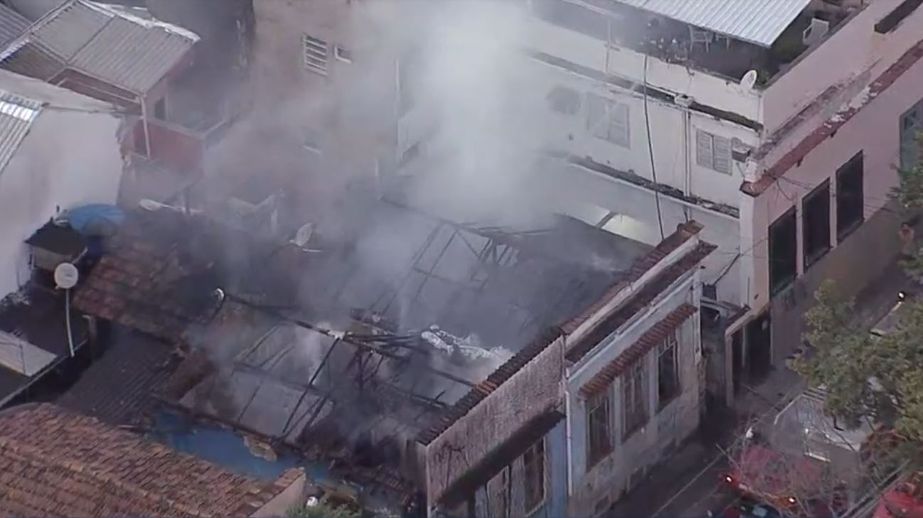 Incêndio atinge vila na Zona Portuária do Rio