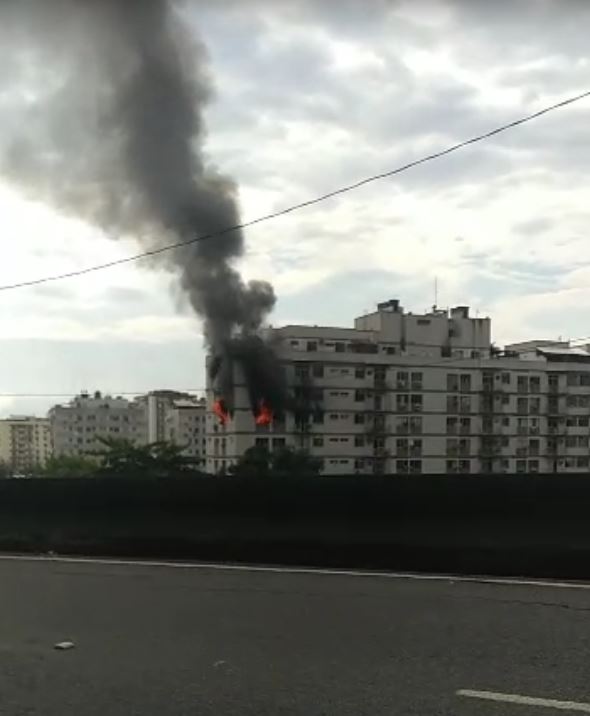 Incêndio atinge prédio no Riachuelo (Divulgação)