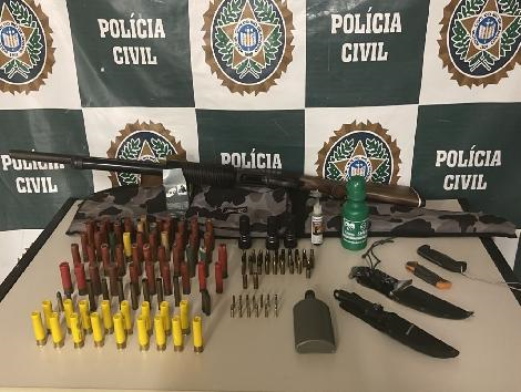 Armas e munições apreendidas pela polícia.