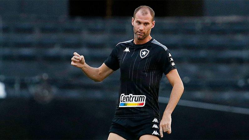 Zagueiro Joel Carli durante treinamento pelo Botafogo