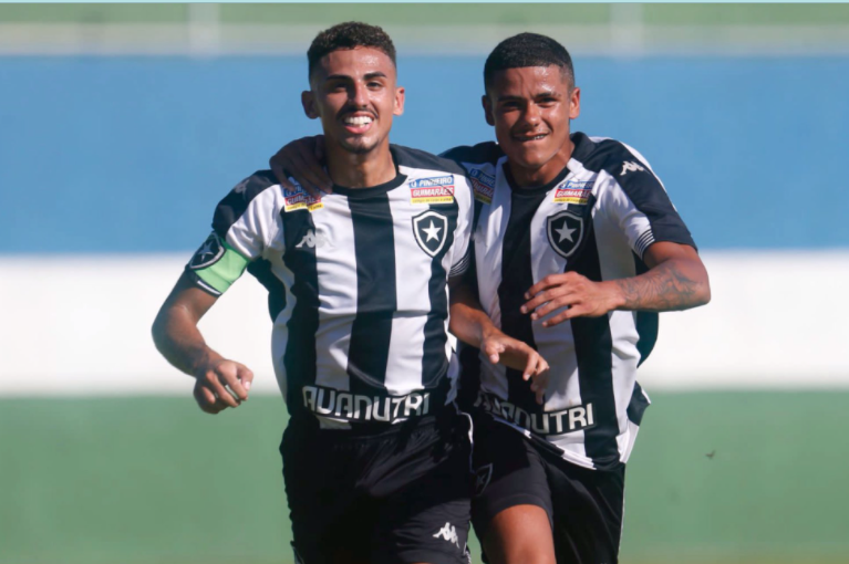 Juninho, meio-campo do Botafogo comemorando o gol contra o Vasco