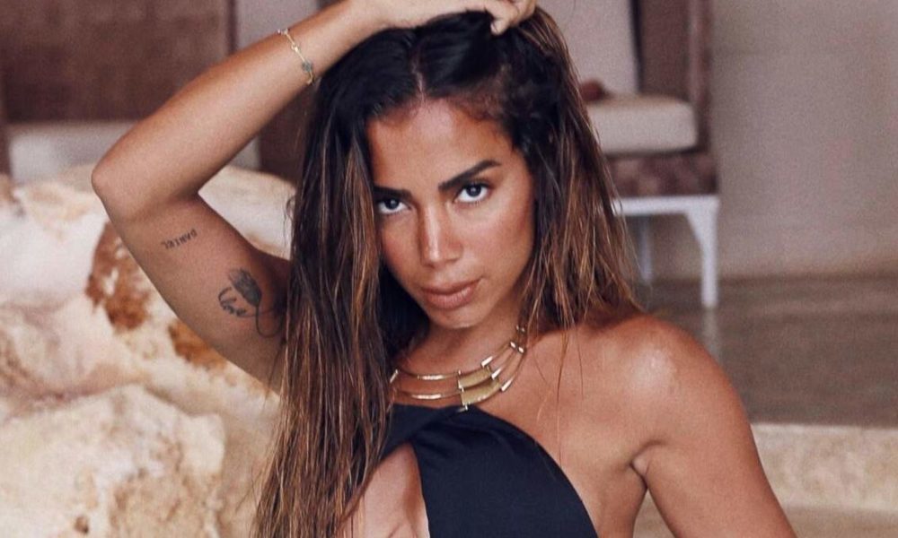 Usando fio dental minúsculo Anitta ostenta corpão de biquíni para