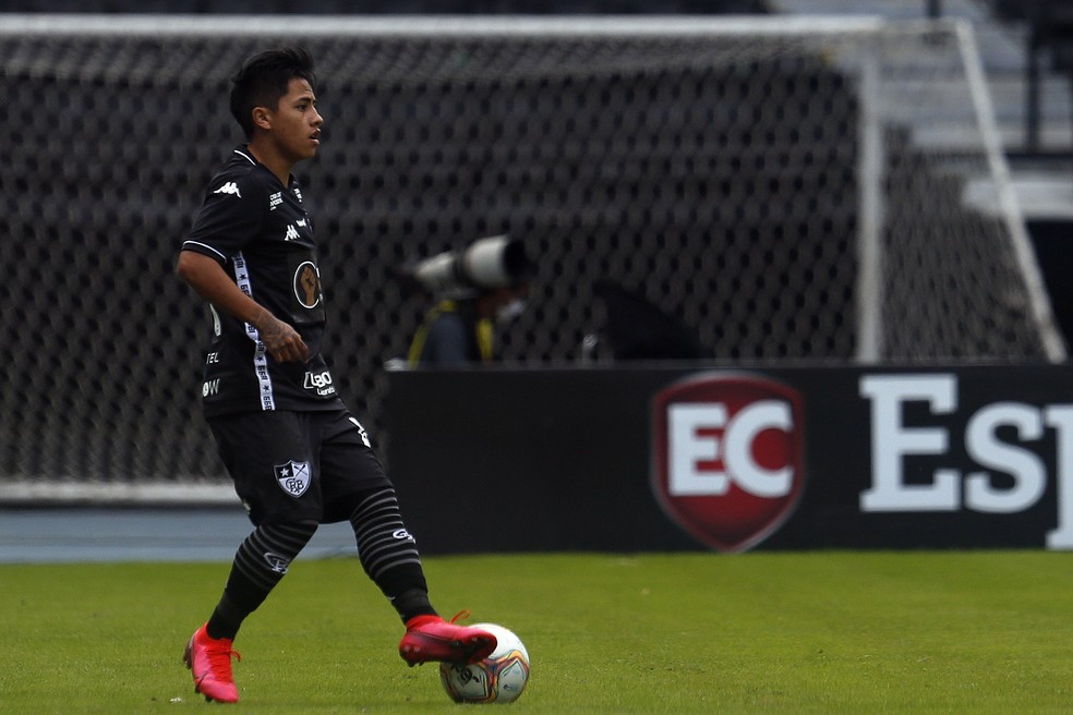 Lecaros dominando a bola perna esquerda em jogo do Botafogo