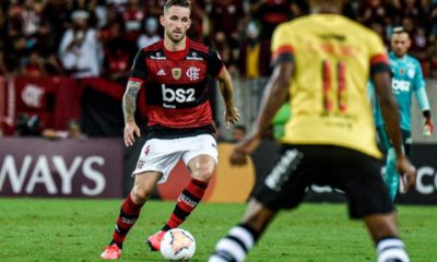 Zagueiro Léo Pereira em ação pelo Flamengo