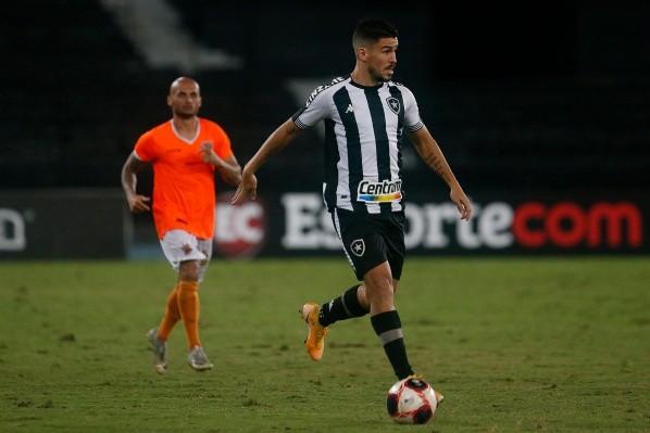 Marcinho conduzindo a bola na partida contra o Nova Iguaçu pelo Estadual