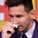 Messi usando lenço de papel em despedida do Barcelona