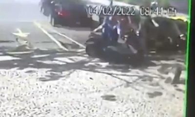Moto é rebocada após guardador empurrar o veículo para um local proibido no Flamengo